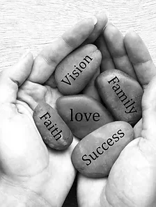 Pierres empilées symbolisant l'équilibre, la stabilité et la quête de sens.